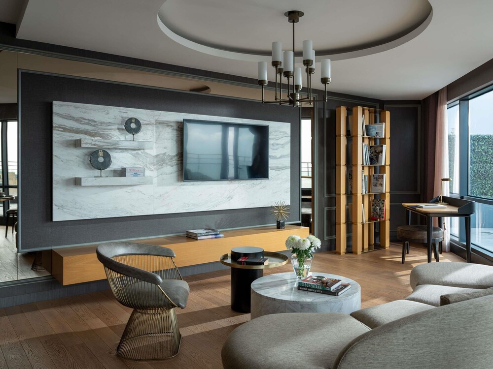 Suite Signature con un dormitorio, cama king size, vistas al Bósforo, terraza y acceso al Club del hotel Sofitel Istanbul Taksim. Foto 2