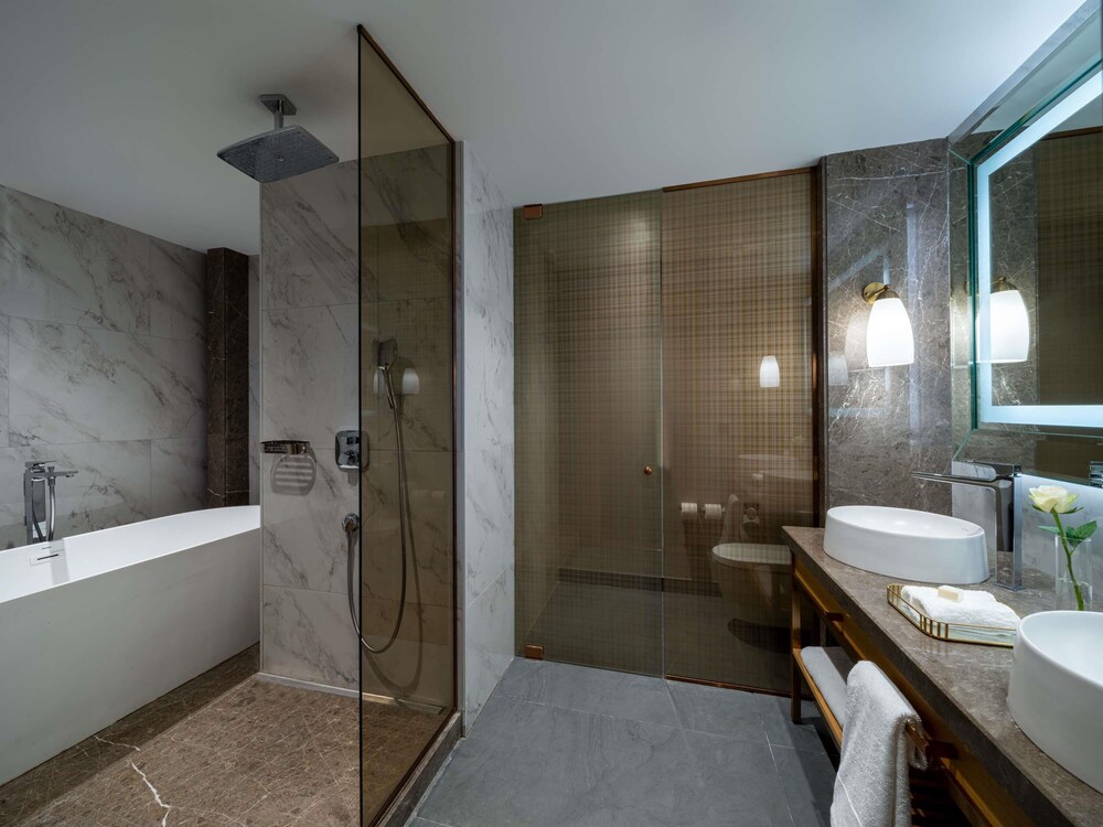 Suite Signature con un dormitorio, cama king size, vistas al Bósforo, terraza y acceso al Club del hotel Sofitel Istanbul Taksim. Foto 3
