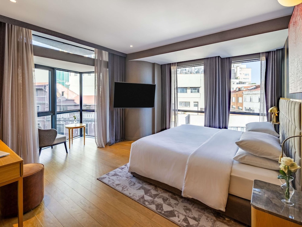Suite Prestige con 1 dormitorio, cama king size, vistas a la ciudad y acceso al Club Millésime del hotel Sofitel Istanbul Taksim. Foto 4