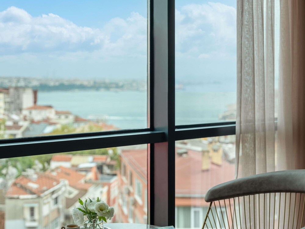 Suite familiar tipo dúplex con 2 dorm., cama king size, vistas a la ciudad y acceso al Club del hotel Sofitel Istanbul Taksim. Foto 10