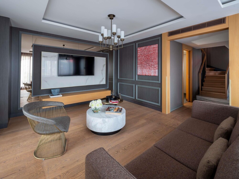 Suite familiar tipo dúplex con 2 dorm., cama king size, vistas a la ciudad y acceso al Club del hotel Sofitel Istanbul Taksim. Foto 11