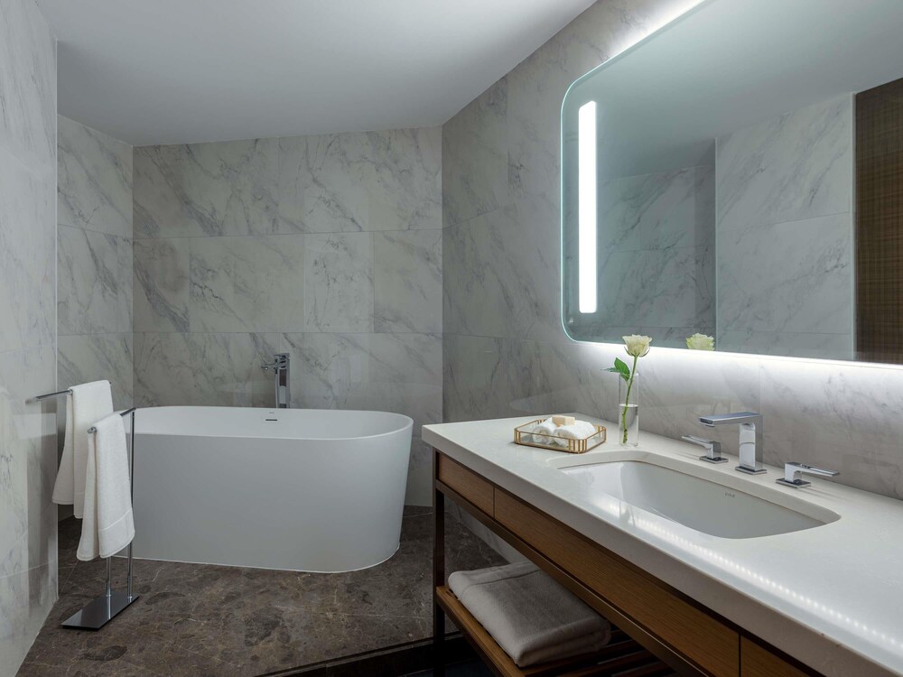 Suite Junior con acceso al Club Millésime y cama king size del hotel Sofitel Istanbul Taksim. Foto 4