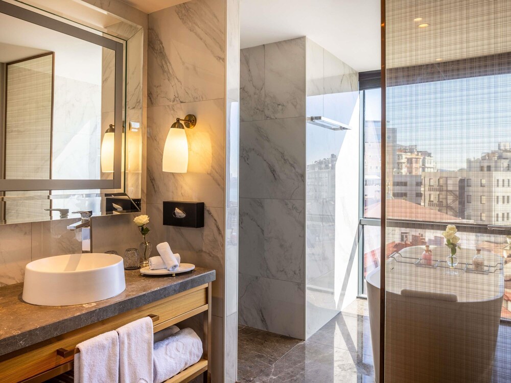 Suite Signature con cama king size, vistas a la plaza Taksim y acceso al Club Millésime del hotel Sofitel Istanbul Taksim. Foto 5