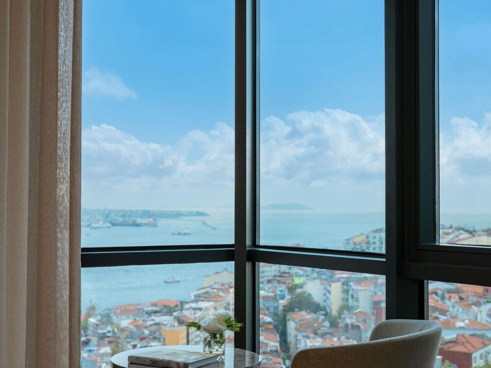 Suite Prestige con un dormitorio, cama king size, vistas al Bósforo y acceso al Club Millésime del hotel Sofitel Istanbul Taksim. Foto 3