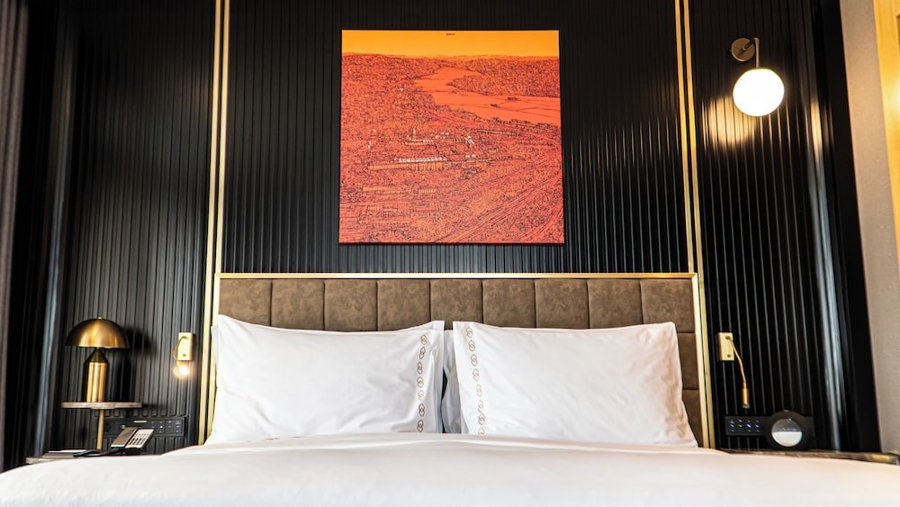 Suite Signature con un dormitorio, cama king size, vistas al Bósforo, terraza y acceso al Club del hotel Sofitel Istanbul Taksim. Foto 4