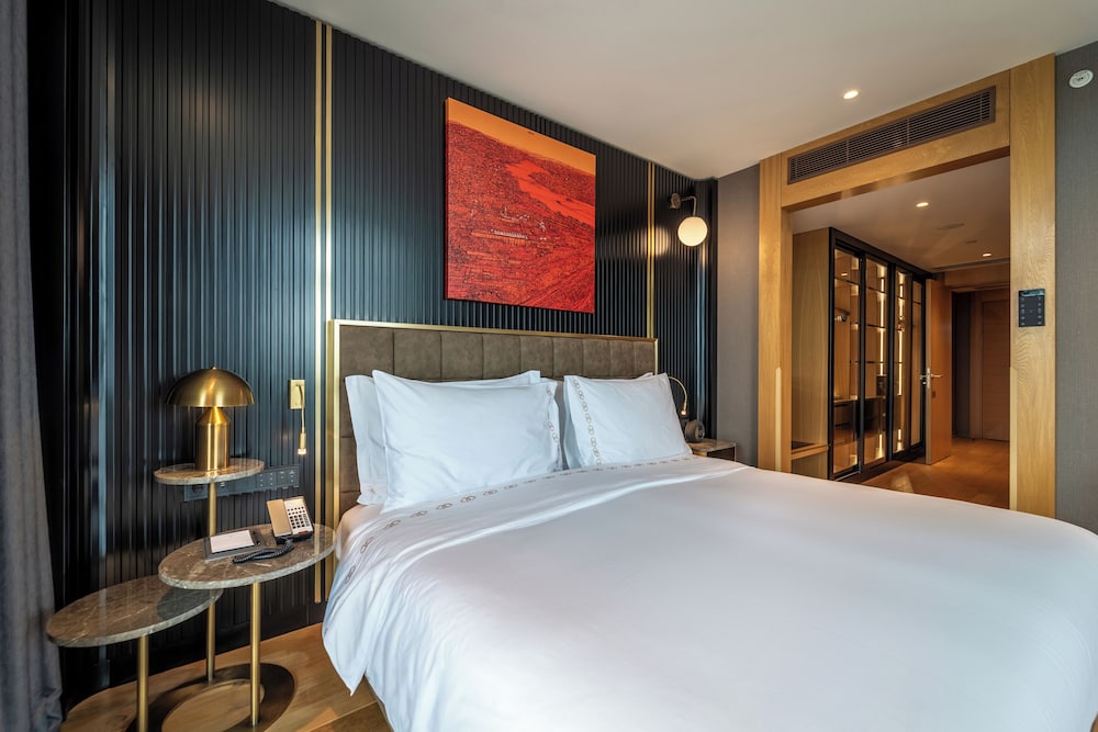 Suite Signature con un dormitorio, cama king size, vistas al Bósforo, terraza y acceso al Club del hotel Sofitel Istanbul Taksim. Foto 5