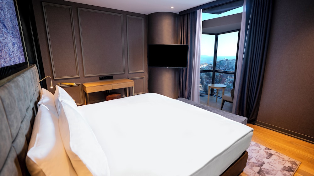 Suite Signature con un dormitorio, cama king size, vistas al Bósforo, terraza y acceso al Club del hotel Sofitel Istanbul Taksim. Foto 6