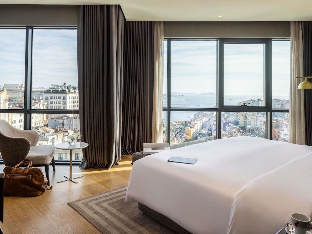 Suite Signature con un dormitorio, cama king size, vistas al Bósforo, terraza y acceso al Club del hotel Sofitel Istanbul Taksim. Foto 7