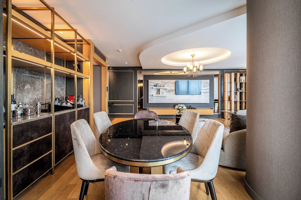 Suite Signature con un dormitorio, cama king size, vistas al Bósforo, terraza y acceso al Club del hotel Sofitel Istanbul Taksim. Foto 8