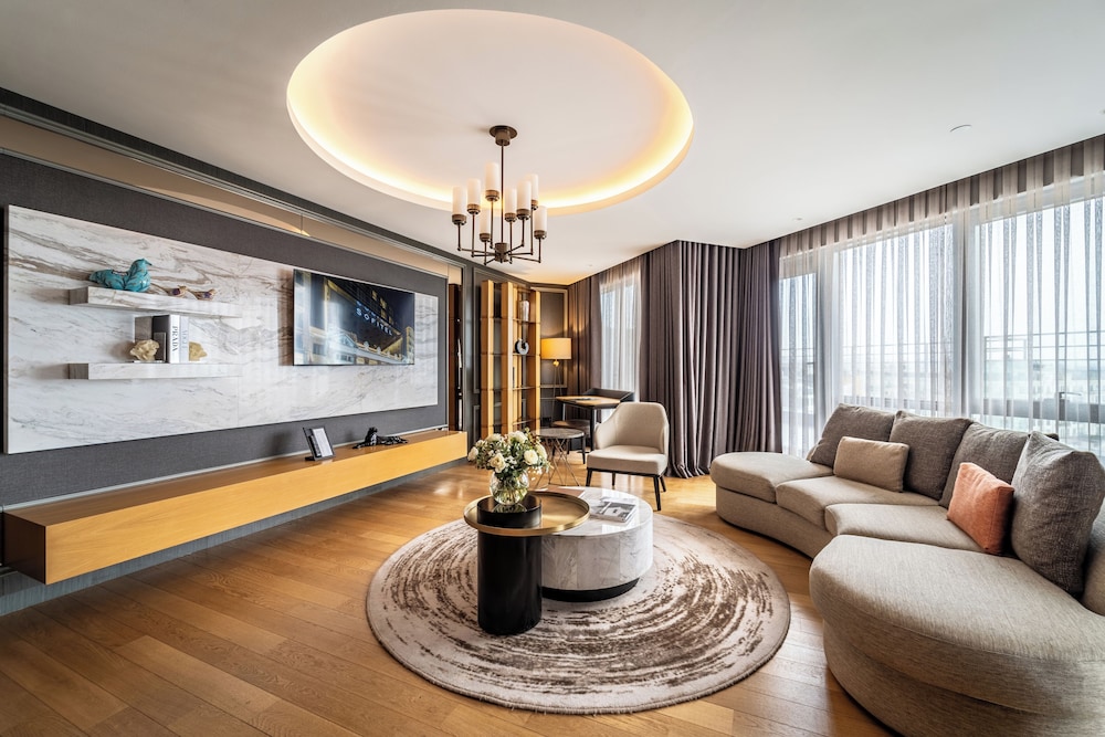 Suite Signature con un dormitorio, cama king size, vistas al Bósforo, terraza y acceso al Club del hotel Sofitel Istanbul Taksim. Foto 9