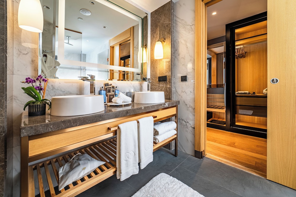 Suite Signature con un dormitorio, cama king size, vistas al Bósforo, terraza y acceso al Club del hotel Sofitel Istanbul Taksim. Foto 13