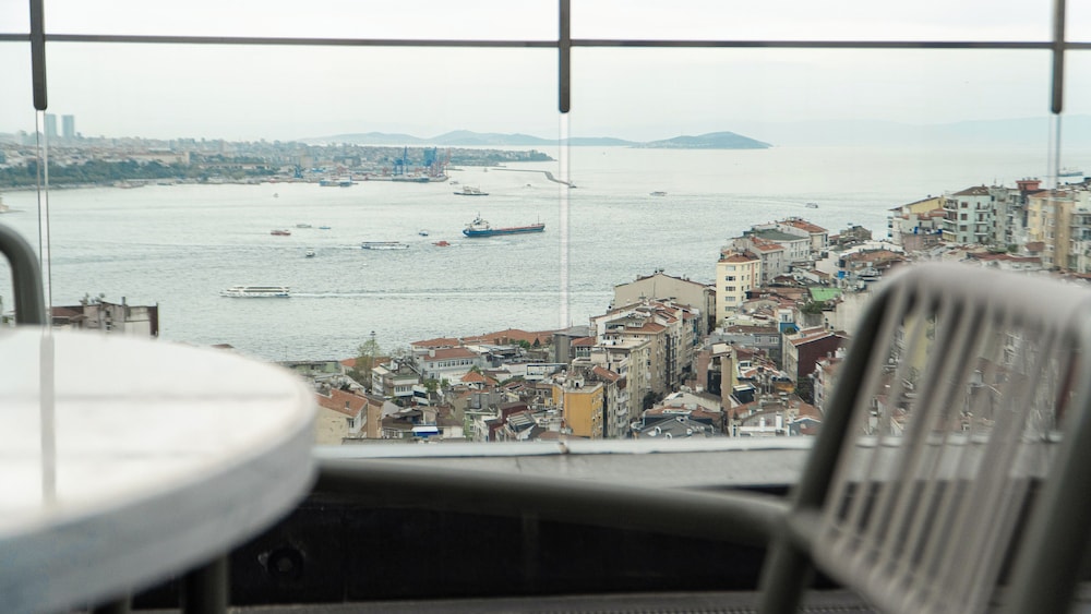 Suite Signature con un dormitorio, cama king size, vistas al Bósforo, terraza y acceso al Club del hotel Sofitel Istanbul Taksim. Foto 14