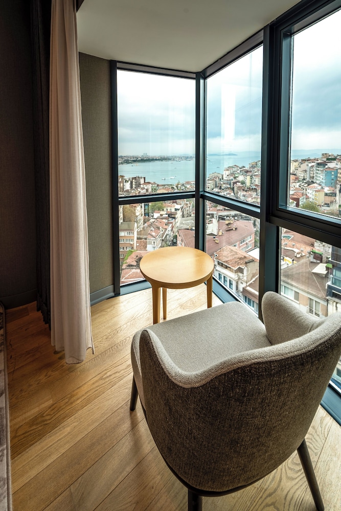 Suite Signature con un dormitorio, cama king size, vistas al Bósforo, terraza y acceso al Club del hotel Sofitel Istanbul Taksim. Foto 15