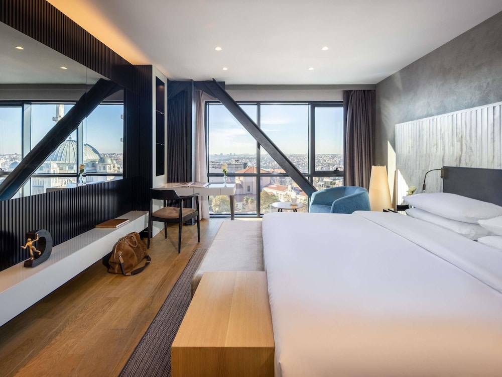 Habitación Luxury con cama king size y vistas a la plaza Taksim del hotel Sofitel Istanbul Taksim. Foto 3