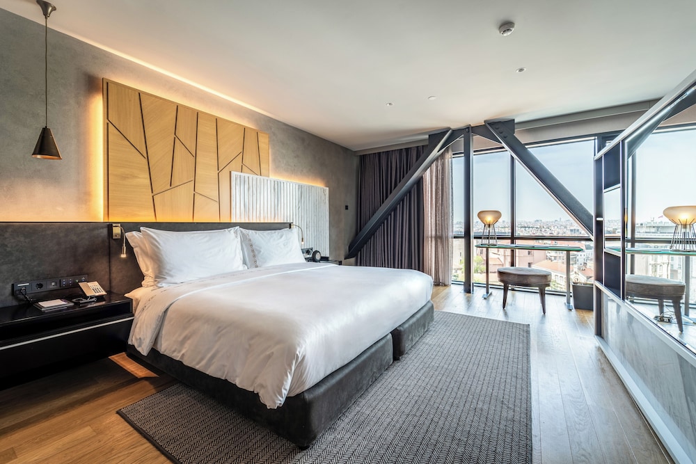 Habitación Luxury con cama king size y vistas a la plaza Taksim del hotel Sofitel Istanbul Taksim. Foto 5