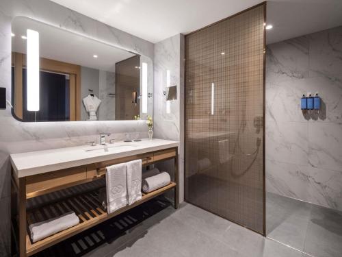 Habitación Luxury con 2 camas individuales y vistas al Bósforo del hotel Sofitel Istanbul Taksim. Foto 4