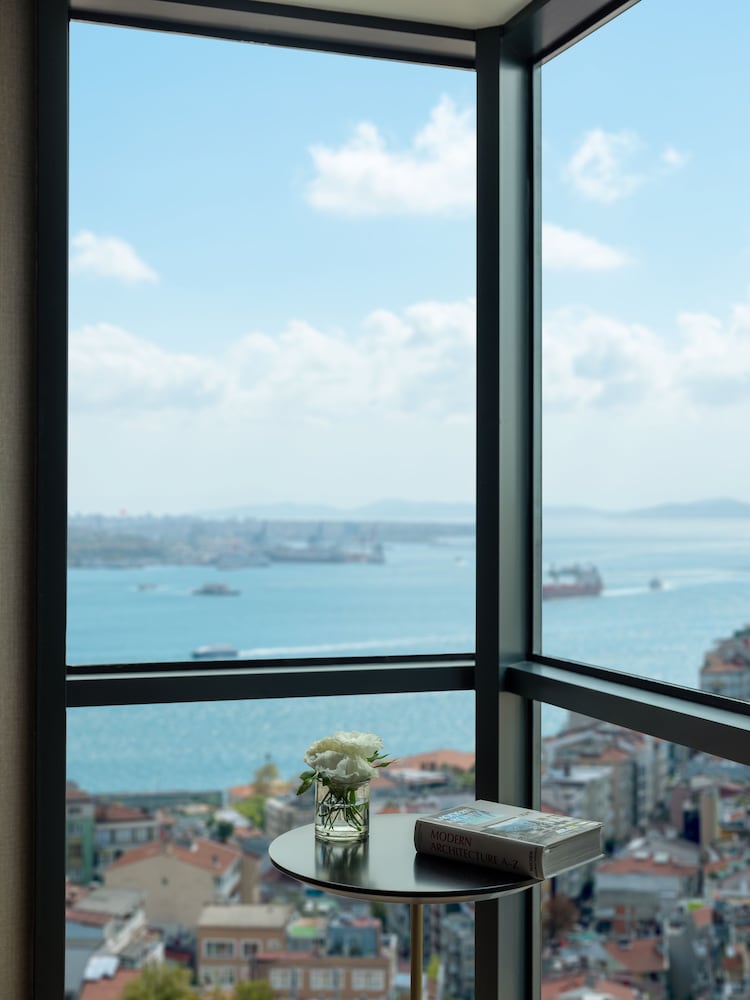 Habitación Luxury con 1 cama king size y vistas al Bósforo del hotel Sofitel Istanbul Taksim. Foto 6