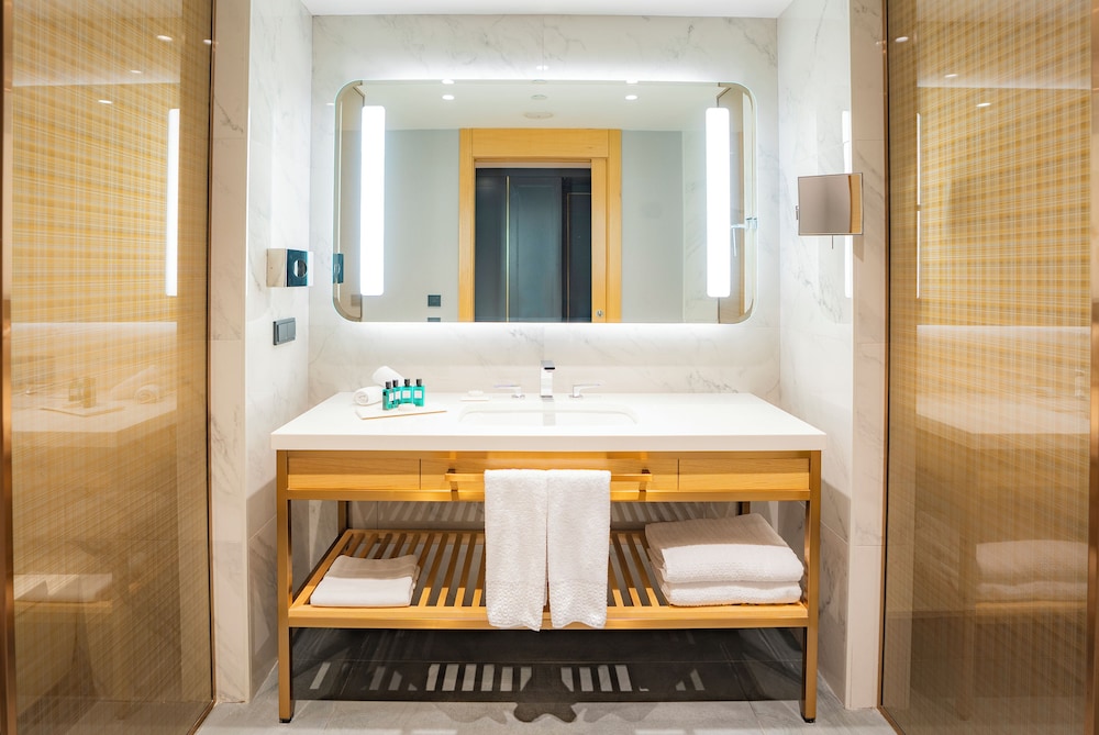 Habitación Luxury con 1 cama king size y vistas al Bósforo del hotel Sofitel Istanbul Taksim. Foto 7