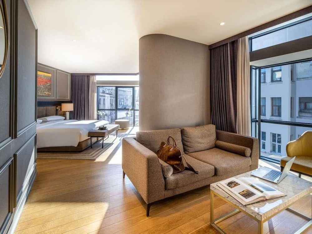 Suite Junior con acceso al Club Millésime y cama king size del hotel Sofitel Istanbul Taksim. Foto 6