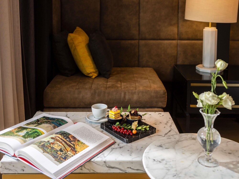 Habitación superior con 2 camas individuales del hotel Sofitel Istanbul Taksim. Foto 9