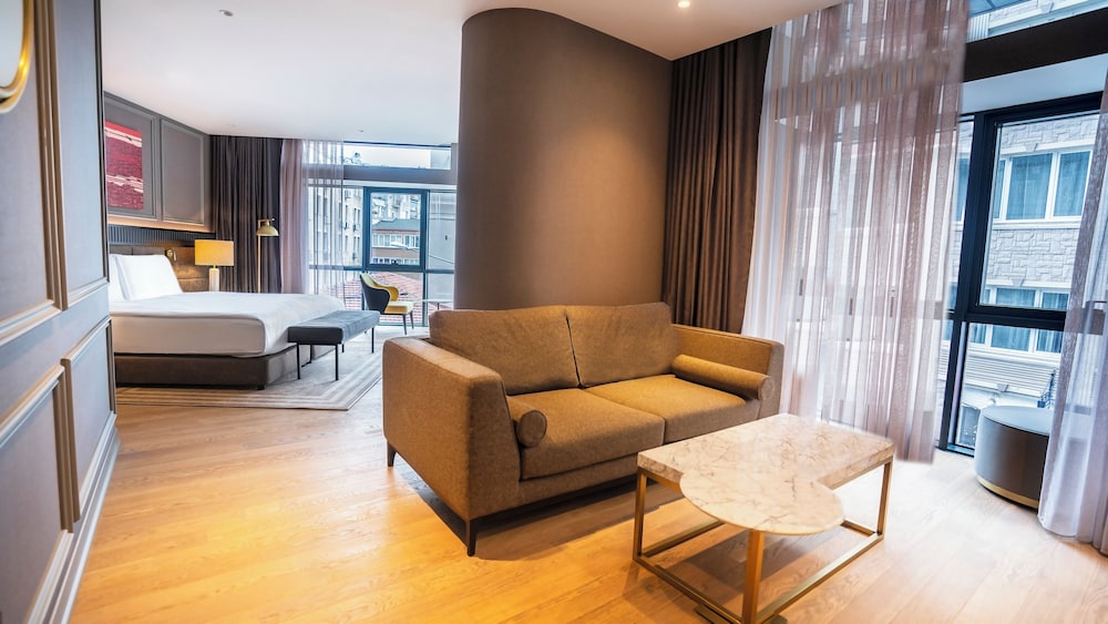 Suite Junior con acceso al Club Millésime y cama king size del hotel Sofitel Istanbul Taksim. Foto 7