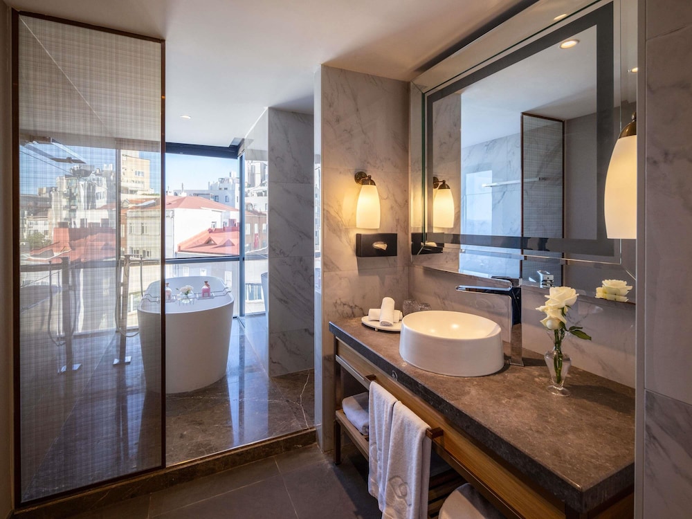 Suite Prestige con 1 dormitorio, cama king size, vistas a la ciudad y acceso al Club Millésime del hotel Sofitel Istanbul Taksim. Foto 5