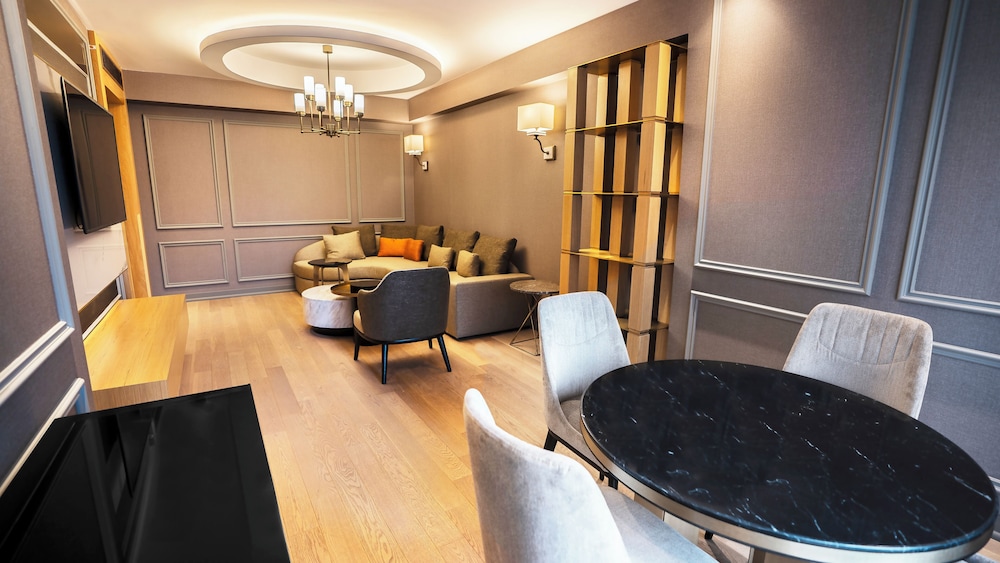 Suite Prestige con 1 dormitorio, cama king size, vistas a la ciudad y acceso al Club Millésime del hotel Sofitel Istanbul Taksim. Foto 6