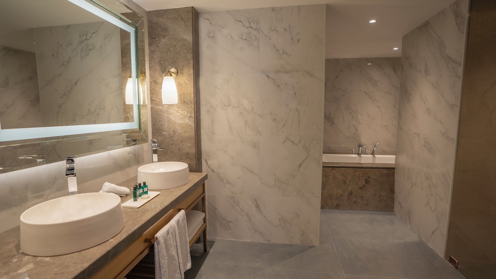 Suite Prestige con 1 dormitorio, cama king size, vistas a la ciudad y acceso al Club Millésime del hotel Sofitel Istanbul Taksim. Foto 7