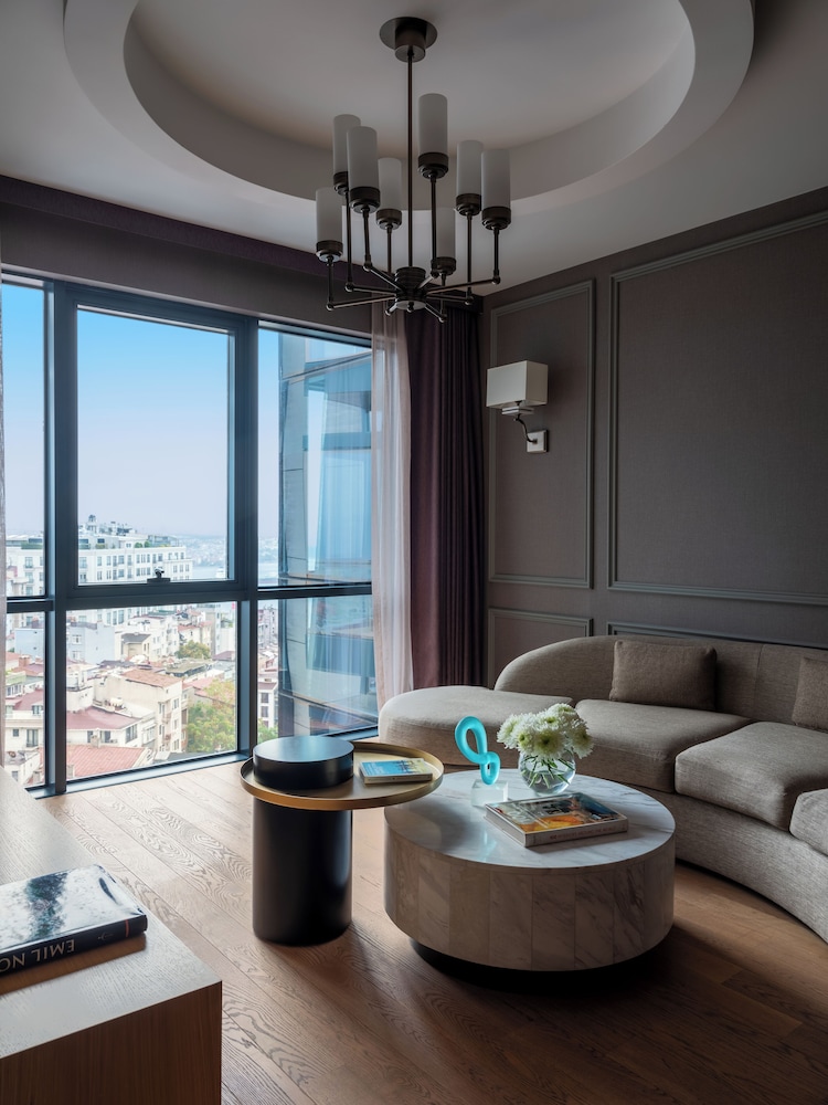 Suite Prestige con un dormitorio, cama king size, vistas al Bósforo y acceso al Club Millésime del hotel Sofitel Istanbul Taksim. Foto 4