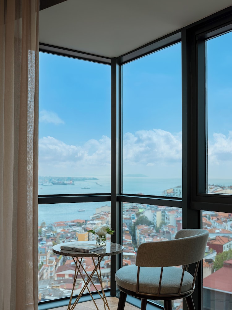 Suite Prestige con un dormitorio, cama king size, vistas al Bósforo y acceso al Club Millésime del hotel Sofitel Istanbul Taksim. Foto 5