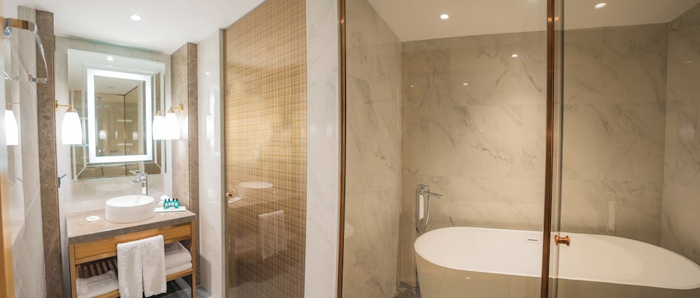 Suite Prestige con un dormitorio, cama king size, vistas al Bósforo y acceso al Club Millésime del hotel Sofitel Istanbul Taksim. Foto 7
