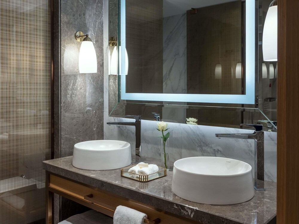 Suite Signature con un dormitorio, cama king size, vistas al Bósforo, terraza y acceso al Club del hotel Sofitel Istanbul Taksim. Foto 17
