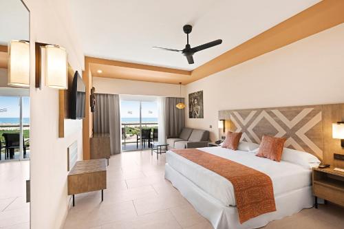 Habitación doble con vistas al mar y sofá cama del hotel Riu Baobab - All Inclusive. Foto 3