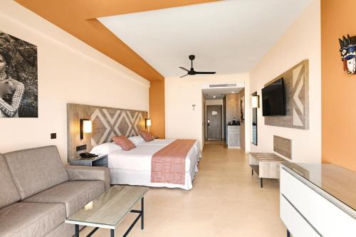 Habitación Doble con sofá cama del hotel Riu Baobab - All Inclusive. Foto 2