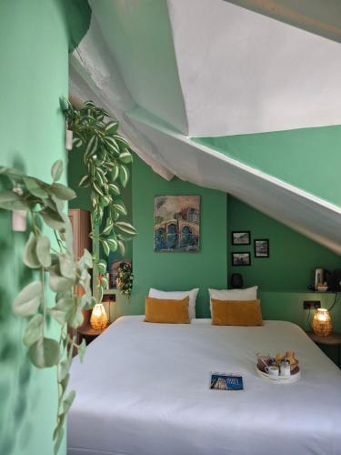 Estudio con 1 cama grande del hotel Le Village Montmartre by Hiphophostels. Foto 3