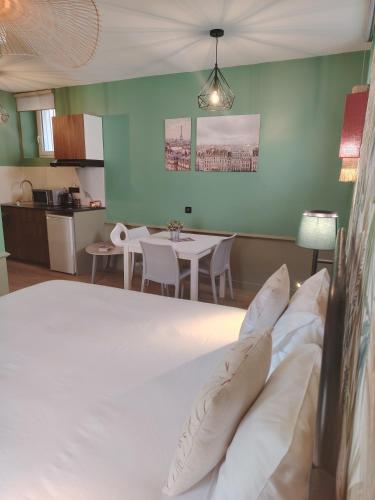 Estudio con 1 cama grande del hotel Le Village Montmartre by Hiphophostels. Foto 6