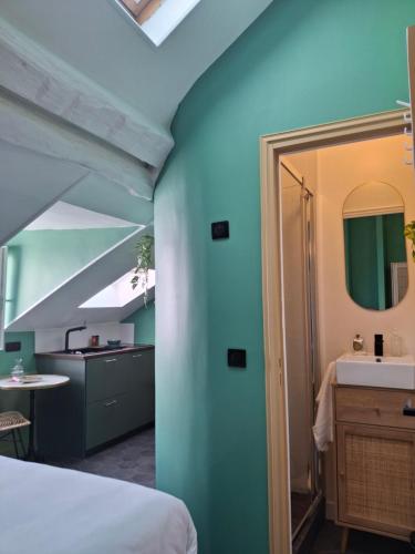 Estudio con 1 cama grande del hotel Le Village Montmartre by Hiphophostels. Foto 7