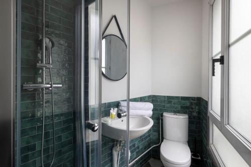 Habitación Doble con vistas del hotel Le Village Montmartre by Hiphophostels. Foto 8