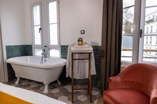 Habitación Doble Superior con vistas al Sacré - Cœur del hotel Le Village Montmartre by Hiphophostels
