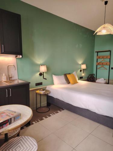 Habitación Doble con zona de cocina del hotel Le Village Montmartre by Hiphophostels. Foto 3