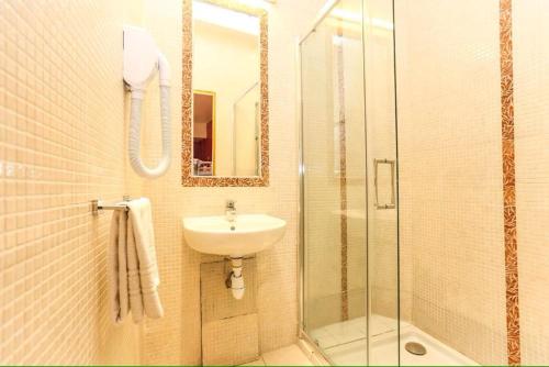 Habitación Doble con zona de cocina del hotel Le Village Montmartre by Hiphophostels. Foto 4