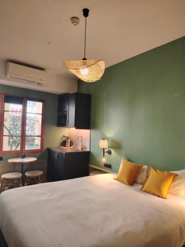 Habitación Doble con zona de cocina del hotel Le Village Montmartre by Hiphophostels. Foto 5