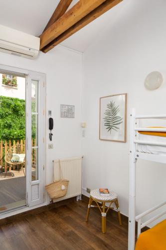 Cama en habitación compartida mixta de 4 camas con terraza del hotel Le Village Montmartre by Hiphophostels. Foto 2