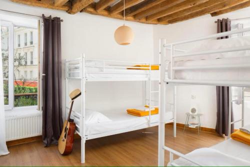 Cama en habitación compartida mixta de 4 camas con terraza del hotel Le Village Montmartre by Hiphophostels. Foto 6