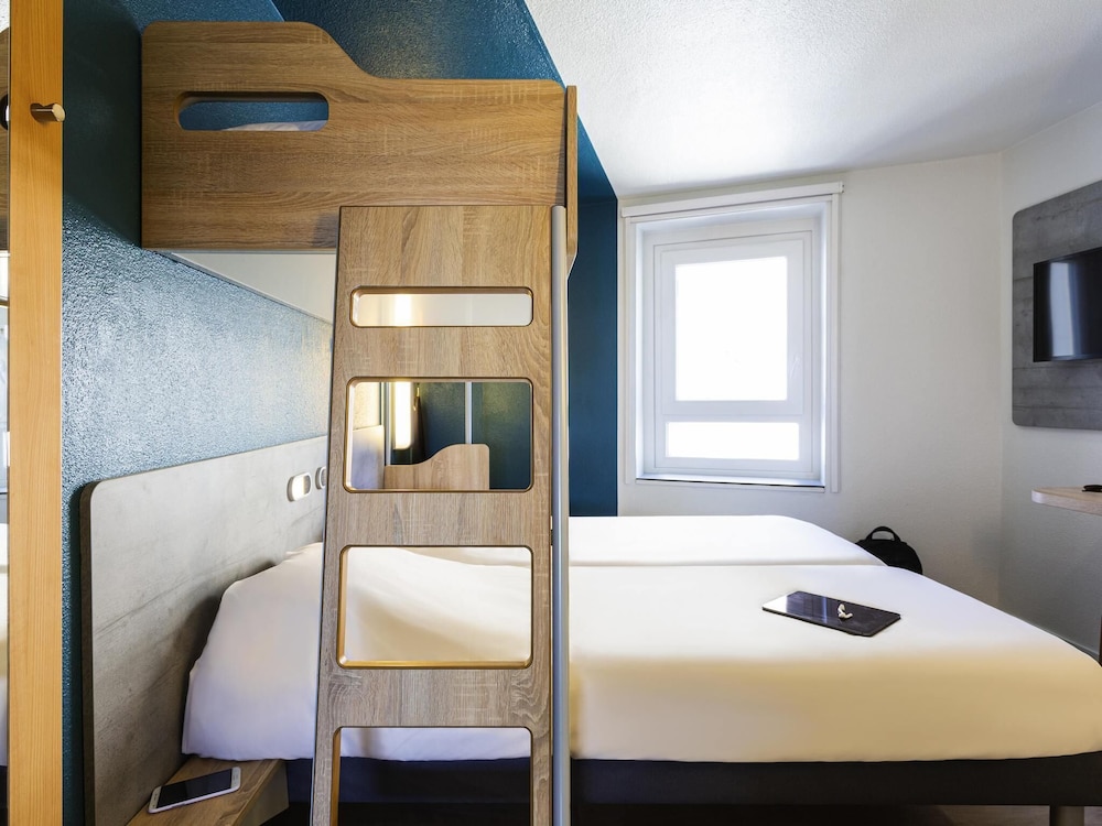 Habitación, varias camas del hotel ibis budget Bordeaux Centre Gare Saint Jean