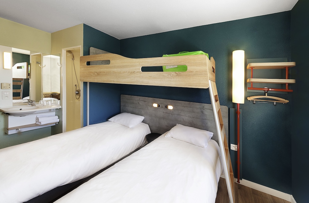 Habitación, varias camas del hotel ibis budget Bordeaux Centre Gare Saint Jean. Foto 1