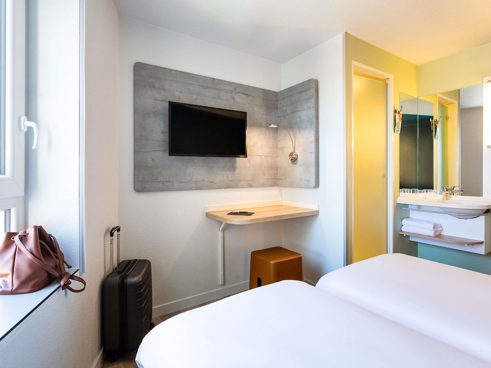 Habitación, varias camas del hotel ibis budget Bordeaux Centre Gare Saint Jean. Foto 3