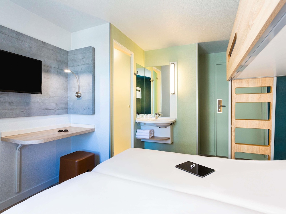 Habitación, varias camas del hotel ibis budget Bordeaux Centre Gare Saint Jean. Foto 4