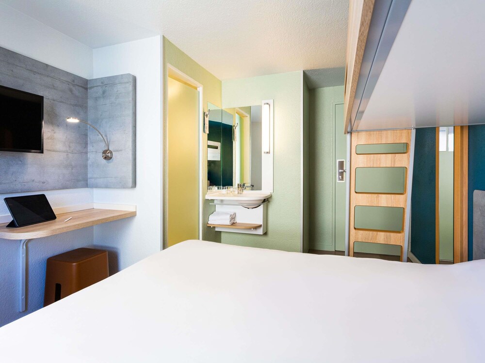 Habitación triple Cama Litera 1 Cama doble del hotel ibis budget Bordeaux Centre Gare Saint Jean. Foto 3