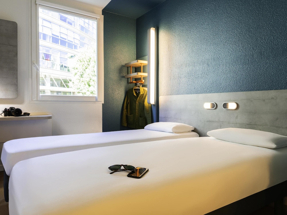 Habitación con 2 camas individuales, 2 camas individuales del hotel ibis budget Bordeaux Centre Gare Saint Jean. Foto 3